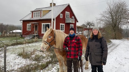 Viavian und Alex mit neuem Arbeitspferd vor ihrem Haus in Schweden.