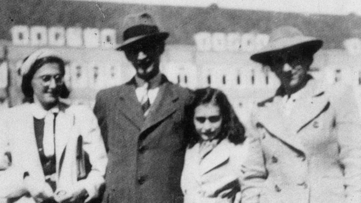 Anne Frank mit Mutter, Vater und Schwester