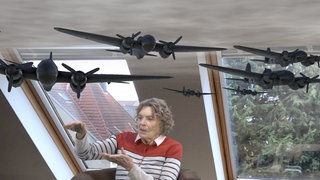 Vera Grigg mit Flugzeugen im Wohnzimmer