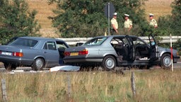  Gladbecker Geiseldramas: links der Mercedes, mit dem die Polizei die Täter stoppte, und rechts der Fluchtwagen.