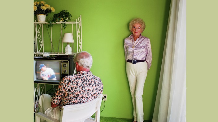 Larry Sultan: My Mother posing for me, 1984, aus der Serie Pictures from Home, 1982–1991 