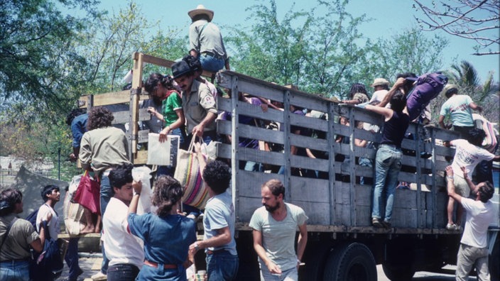 "Ein Traum von Revolution". Filmstill. Junge Menschen auf einem offenen LKW in Nicaragua