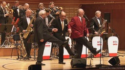 Filmszene aus "Jazzfieber": Hugo Strasser, Paul Kuhn, Max Greger und die SWR Bigband