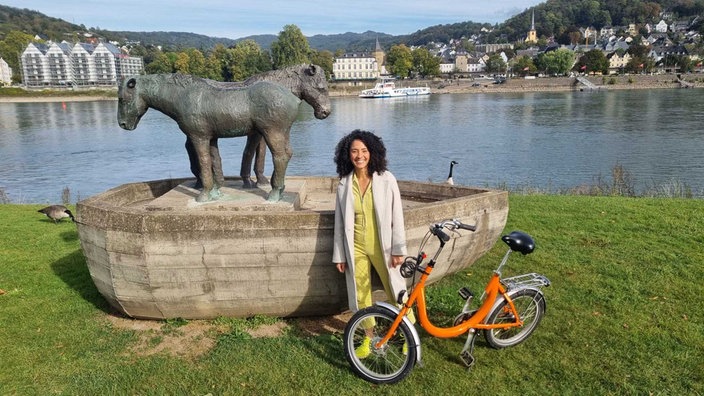 Siham El-Maimouni vor der Skulptur "Treidelpfad" von Johannes Brus