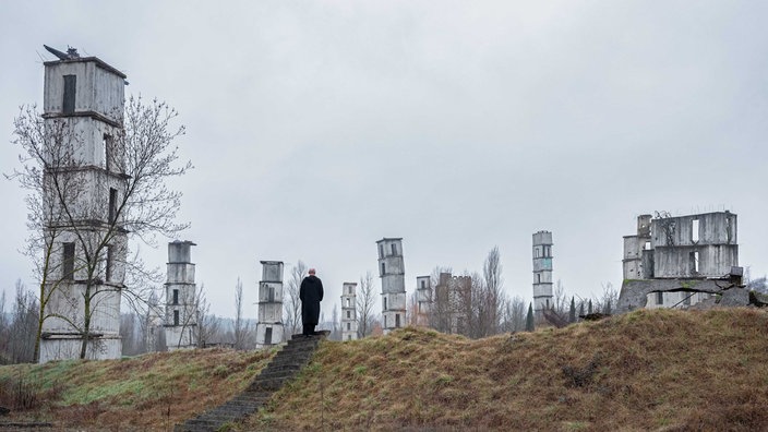 Anselm Kiefer auf seinem Ateliergelände in Südfrankreich bei Barjac. Filmstill aus "Anselm"