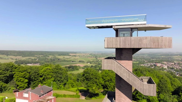 Blick auf den Wilhelminaturm, dahinter weiter Blick in eine Wald-Wiesen-Landschaft