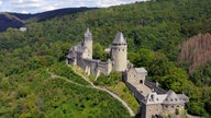 Blick auf Burg Altena auf bewaldetem Hügel