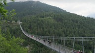 Hängebrücke Highline 179 zwischen der Burgruine Ehrenbergund dem gegenüberliegenden Fort Claudia