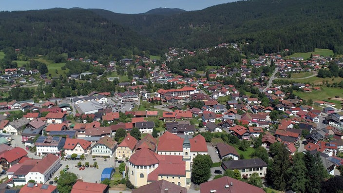 Blick von oben auf den Ort Bodenmais, im Vordergrund eine Kirche