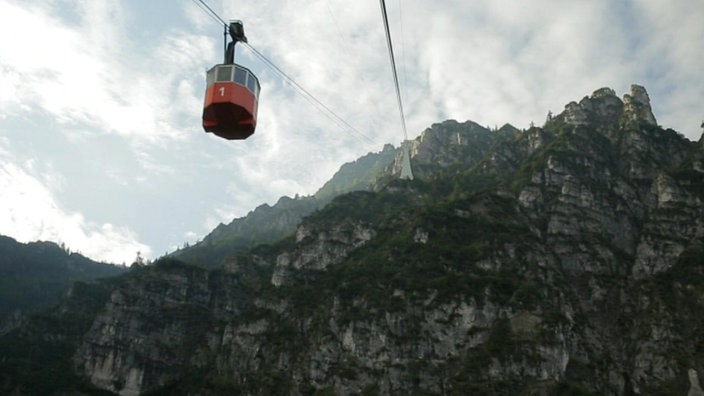 Seilbahngondel, im Hintergrund Bergpanorama