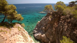 Blick über felsige Costa Brava mit kleiner Bucht auf das Meer