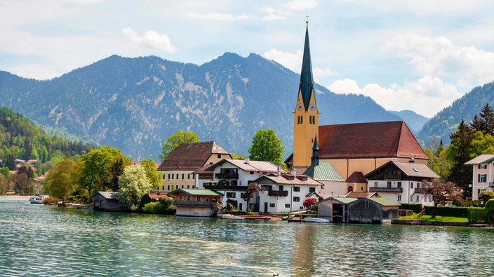 Oberbayern - Der Tegernsee mit der Kirche St. Laurentius