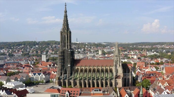 Blick auf das Ulmer Münster mitten in der Stadt Ulm