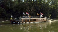 Die "Ulmer Schachtel", ein kleines Ausflugsboot, in Fahrt auf der Donau