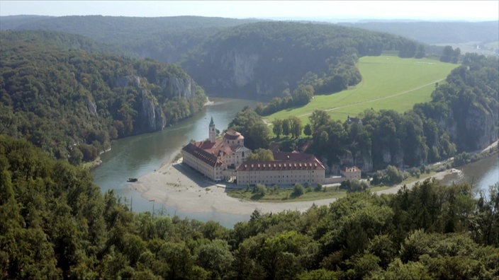 Klostergebäude mit Kirche an einer engen Donaubiegung