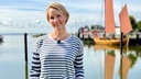 In Ahrenshoop steigt Judith Rakers auf eines der typischen Zeesboote mit ihren braunen Segeln.