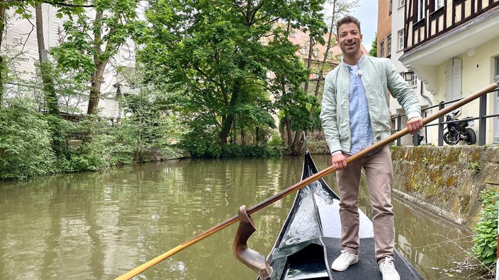 Moderator Ramon Babazadeh bei einer Gondelfahrt in Bamberg