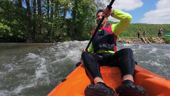 Ramon Babazadeh paddelt in einem Kajak auf Wildwasser