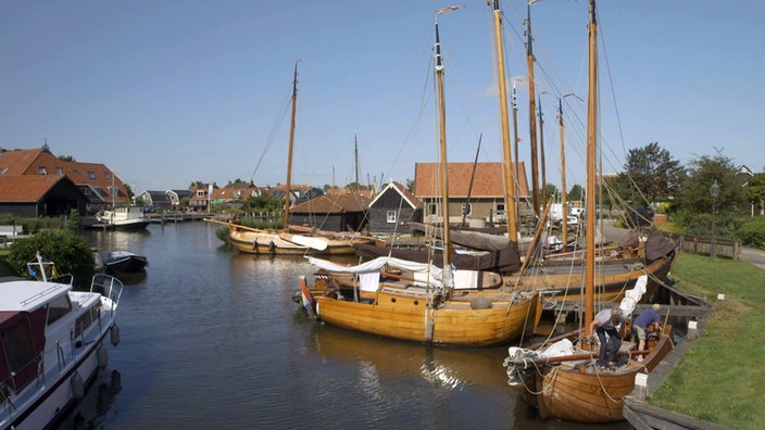 Segelboote an einem Wasserlauf in Workum