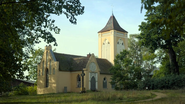 Die Kirche von Paretz mit einem weißen viereckigen Turm