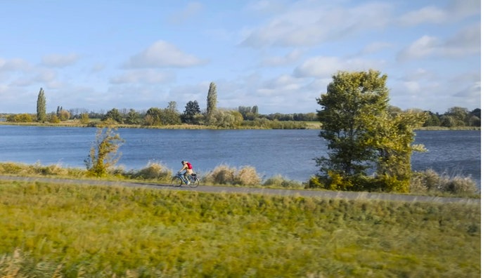 Daniel Aßmann fährt auf einem Fahrrad entlang der Havel