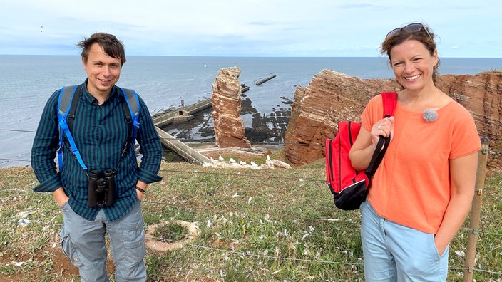 Anne Willmes (r) besucht Helgoland, hier mit dem Ornithologen Elmar Ballstaedt am Lummenfelsen, wo Tausende von Basstölpeln brüten.