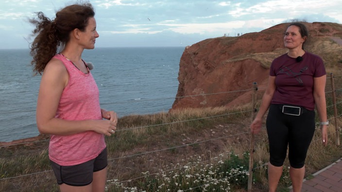 Anne Willmes und Pamela Hansen (r) in Jogging-Kleidung am Klippenrandweg