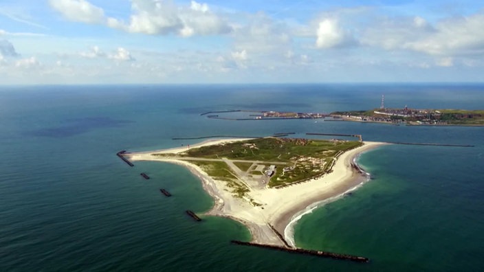 Luftaufnahme der flachen Sandinsel neben Helgoland, genannt die Düne