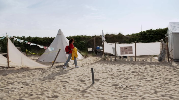 Anne Willmes läuft über den Campingplatz auf der Helgoländer Düne