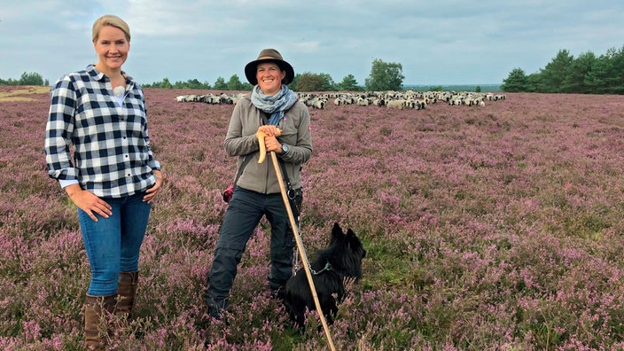  Moderatorin Judith Rakers (l) mit Schäferin Wiebke Schmidt, im Hintergrund Heidschnuckenherde in der Heide