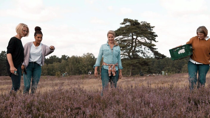 Judith Rakers und drei Frauen suchen in der Heide Blüten