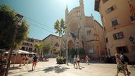 Platz mit Marktstand und Kirche in Sóller