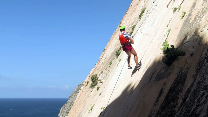 Daniel Aßmann begibt sich auf ein Kletterabenteuer in der Schlucht bei Xaqqa