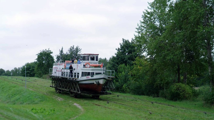 Ein Schiff wird auf Schienen über Land gezogen