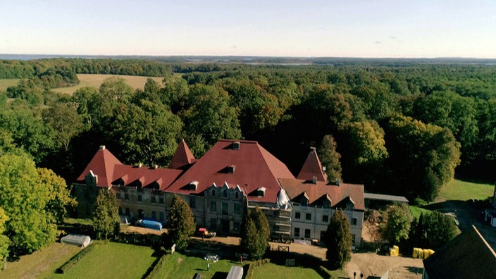 Luftaufnahme des Barockschlosses Sztynort inmitten von Wald