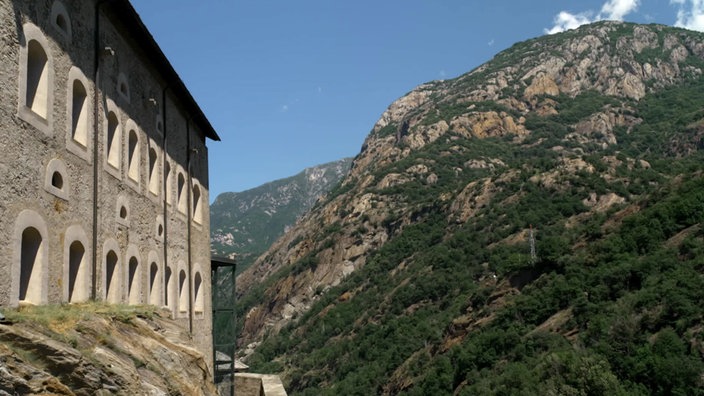 Blick über Fassade der Festung Bard auf einen Berg