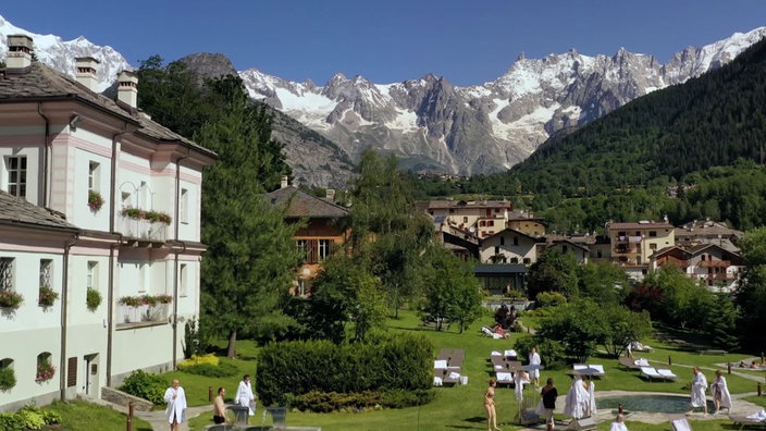 Im Vordergrund Außenanlage der Therme Pré-Saint-Didier, im Hintergrund das Mont-Blanc-Massiv