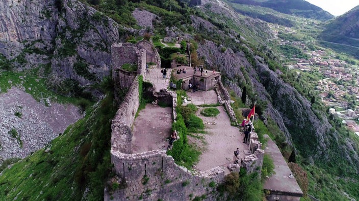 Blick von oben auf die Ruinen der Festung an einem Felshang