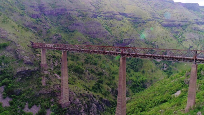 Eine der spektakulärsten Bahnstrecken Europas führt durch die Berglandschaft von Montenegro und über das 200 Meter hohe Mala-Rijeka-Viadukt.