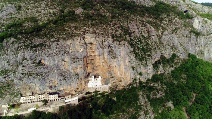 Klostergebäude in eine steile Felswand gebaut