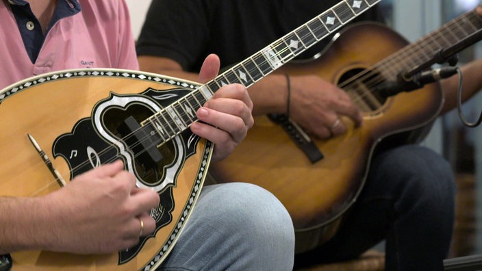 Ein Bouzoukispieler wird von einem Gitarristen begleitet