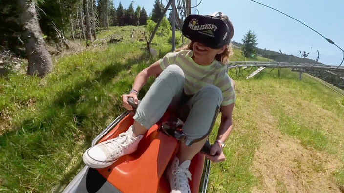 Tamina Kallert bei der Fahrt mit der VR-Brille 