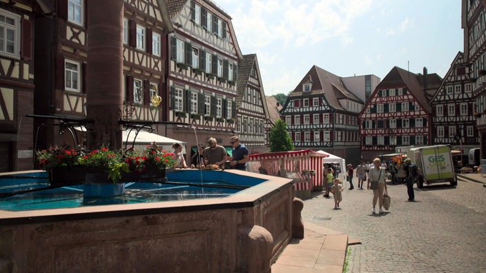 Marktplatz in Calw mit vielen historischen Fachwerkbauten