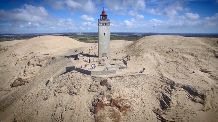 Rechteckiger Leuchtturm steht nahe an einer Steilküste