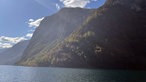 Blick vom Wasser auf die Berghänge des Nærøyfjords