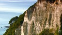 Blick auf weißgraue Kreidefelsen, die zum Meer abfallen