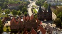 Blick von oben auf das Holstentor und Straßen und weitere Gebäude