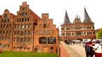 Blick auf das Holstentor, im Vordergrund historische Stadthäuser