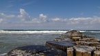 Ostseeküste mit Holzsteg aus Baumstämmen