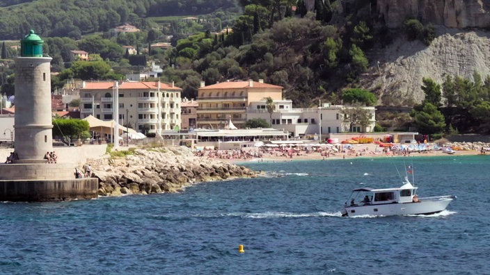 Badestrand von Cassis mit einem kleinen Leuchtturm und Hotels